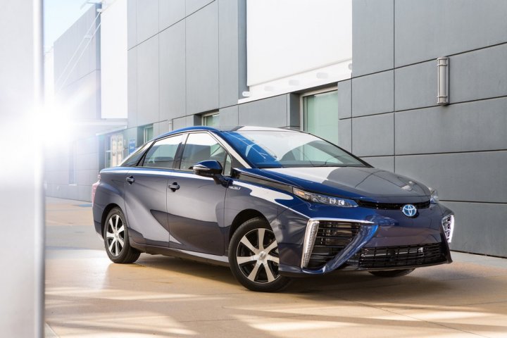 Toyota-Fuel-Cell-Vehicle-01