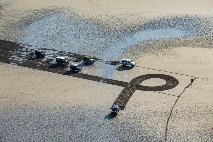 Land-Rover-1km-Defender-Sand-Drawing-10