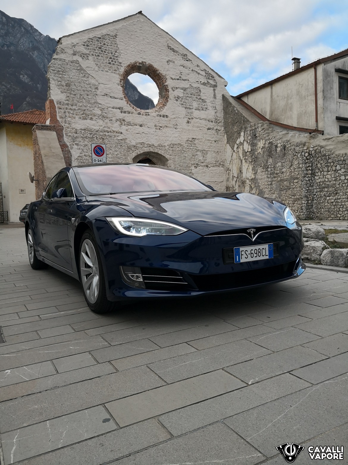 Tesla Model S 100D Davanti a Venzone