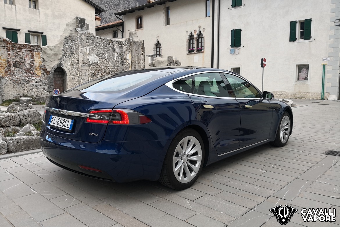 Tesla Model S 100D Tre Quarti Posteriore a Venzone